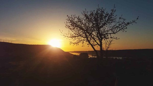 Annecy au crépuscule : la magie des couchers de soleil et des activités nocturnes inattendues