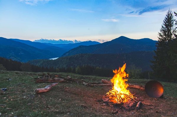 Quels sont les équipements indispensables pour un camping en région désertique froide?