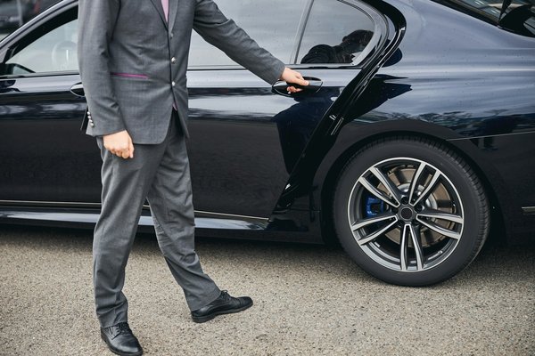 Pourquoi faire appel à un chauffeur privé à Saint-Tropez ?